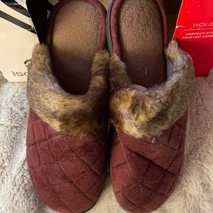 Isotoner women’s Faux Fur clog slippers, size 7.5-8